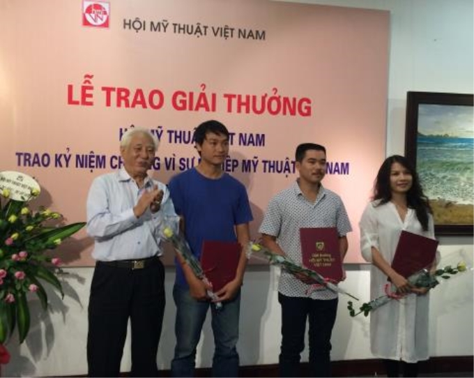 Họa sỹ Trần Khánh Chương (bên trái ngoái cùng) trao tặng giải thưởng cho các tác giả xuất sắc (Ảnh: TA)